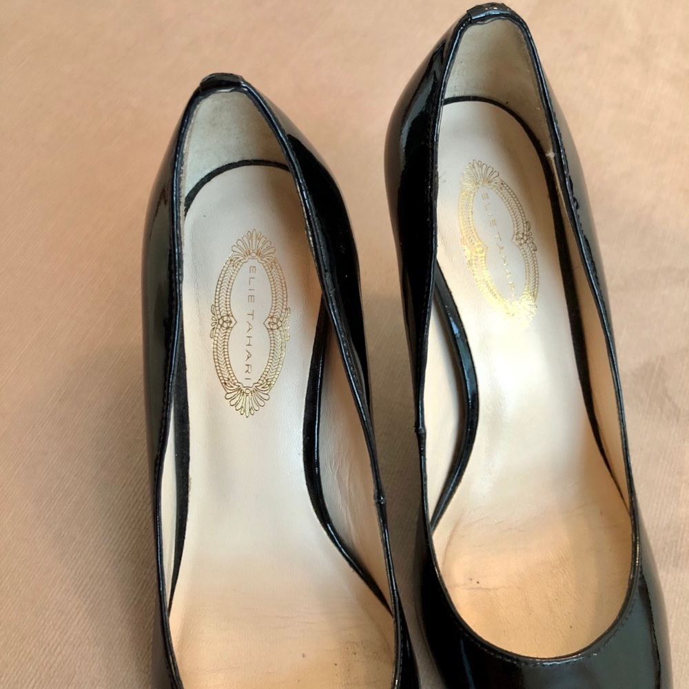 ELIE TAHARI PATENT LEATHER ROUND TOE PUMPS - Picture 9 of 15
